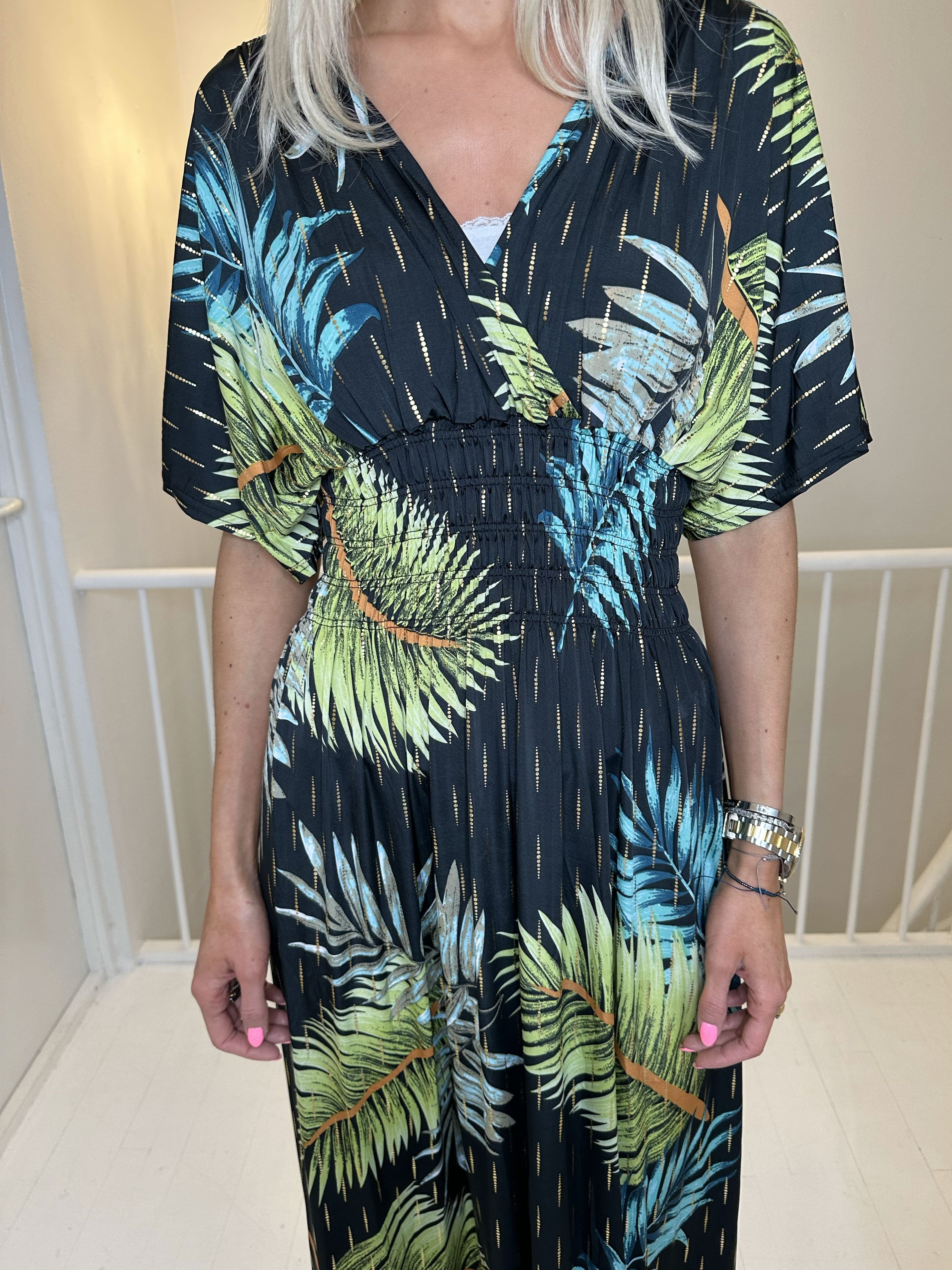 Pams Palm - Lång elastisk klänning i skrynkelfritt material